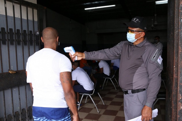 La toma de temperatura es obligatoria en los centros penitenciarios. 