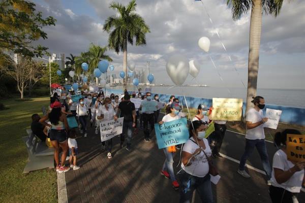 Padres de familia marchan mientras piden el regreso presencial de los estudiantes