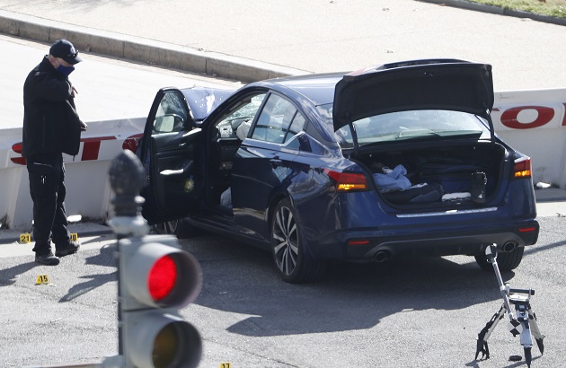 Un oficial de la policía investiga la escena después de que un vehículo embistiera una barricada frente al Capitolio de los Estados Unidos. Foto: EFE