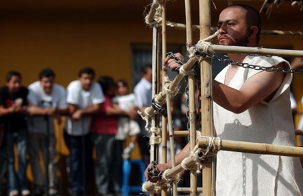 El mexicano Jesús Blancas (dcha) personifica a Barrabás durante la procesión de la 