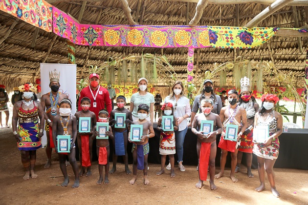 Tabletas electrónicas fueron entregadas a 23 niños de la comunidad indígena Ella Purú Emberá. Foto cortesía