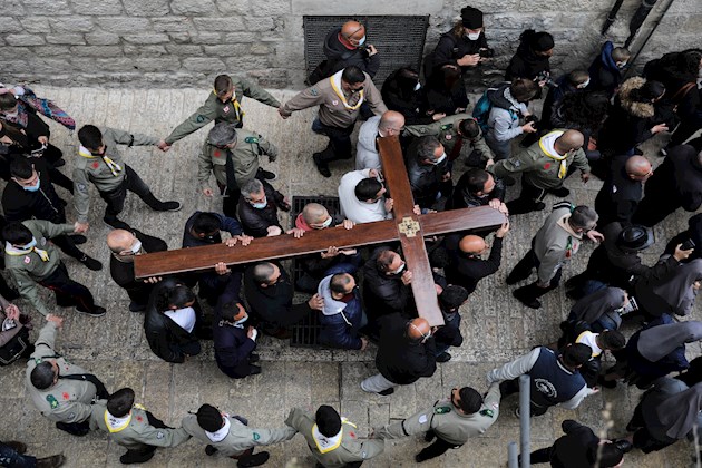 Fieles en Jerusalén siguieron los pasos del Calvario de Jesús, desde la iglesia de la Flagelación hasta la basílica del Santo Sepulcro. Foto:EFE