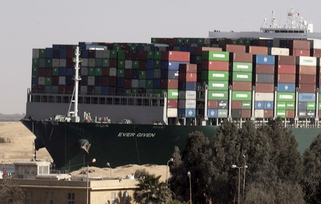 Canal de Suez recupera ritmo de navegación al pasar todos los buques anclados. Foto:EFE