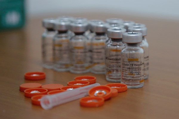 La china Sinovac afirma que puede producir 2.000 millones de vacunas anuales. Foto:EFE