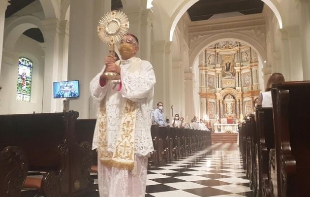El arzobispo José Domingo Ulloa bendijo a Panamá con el Santísimo. 
