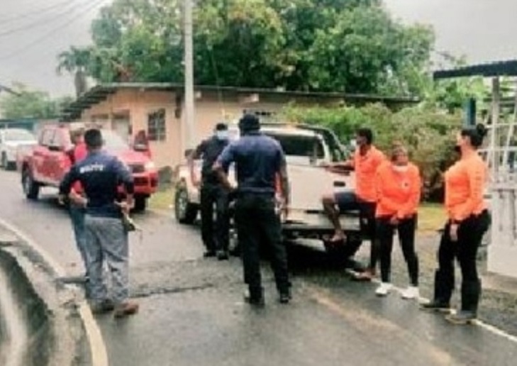 A las labores de rescate se han unido lugareños con sus botes. Foto: Diómedes Sánchez S.