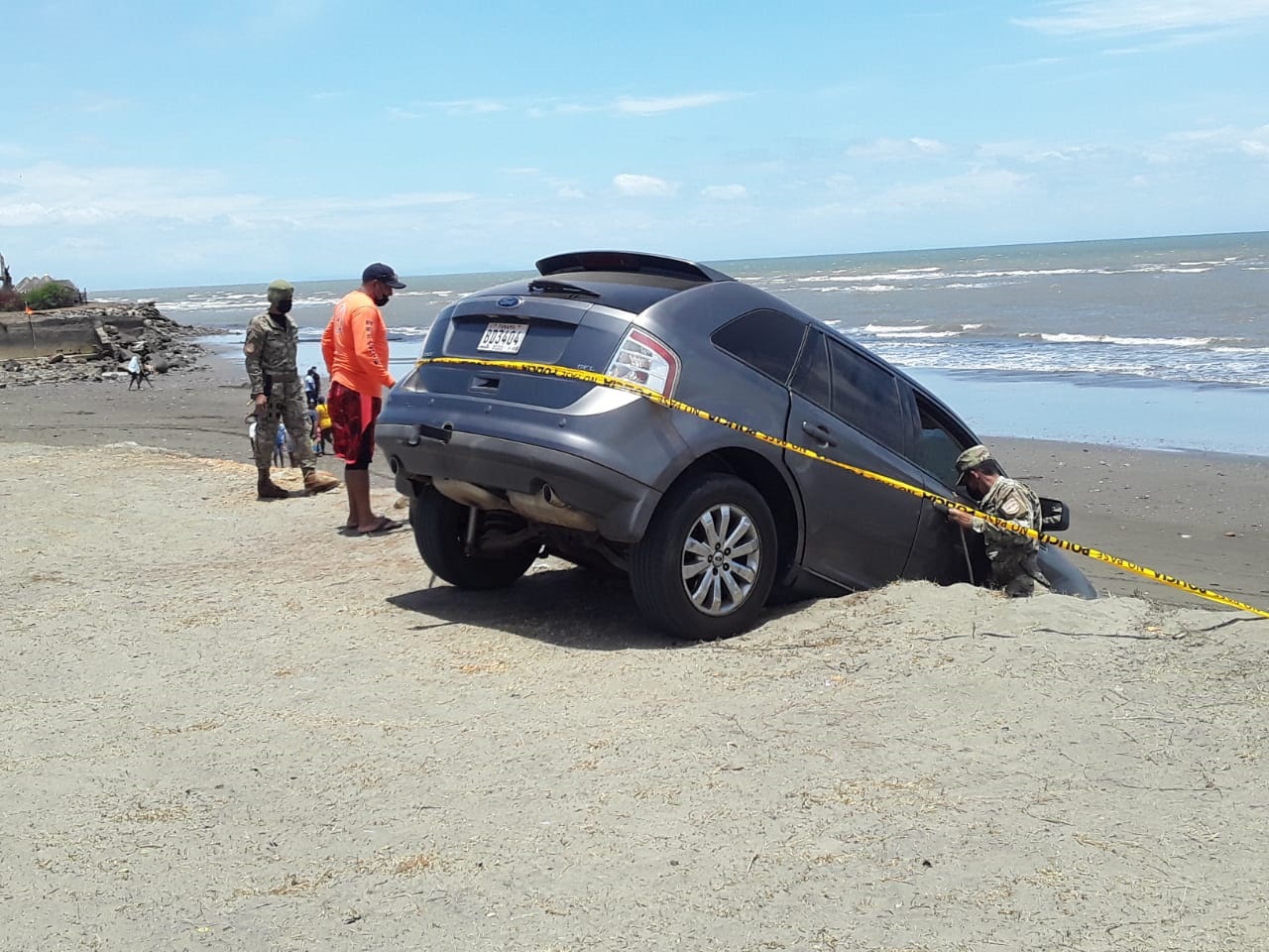 La conductora fue auxiliada por personal del Sinaproc  y del Senan.  Foto: Thays Domínguez