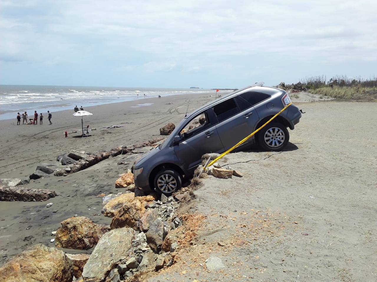 La conductora fue auxiliada por personal del Sinaproc  y del Senan.  Foto: Thays Domínguez