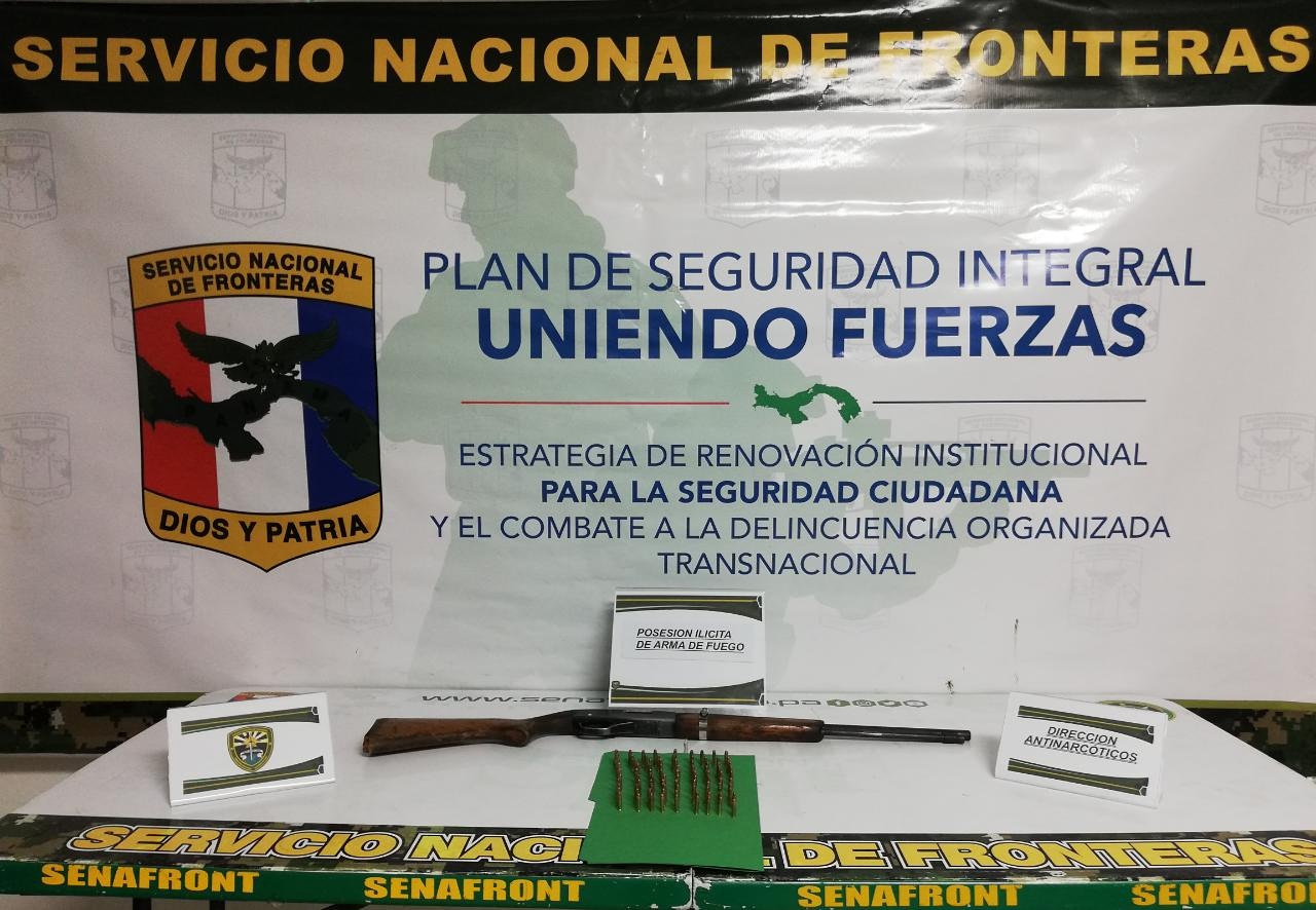 El arma decomisada es un rifle calibre 22, sin documentos. Foto: Mayra Madrid 