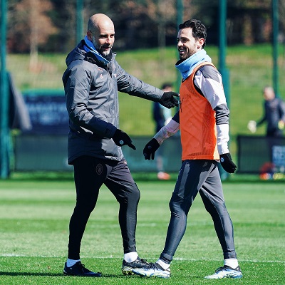 Guardiola (izquierda) dando indicaciones a Bernardo Silva (derecha) durante entrenamientos del Manchester City. Foto: Twitter