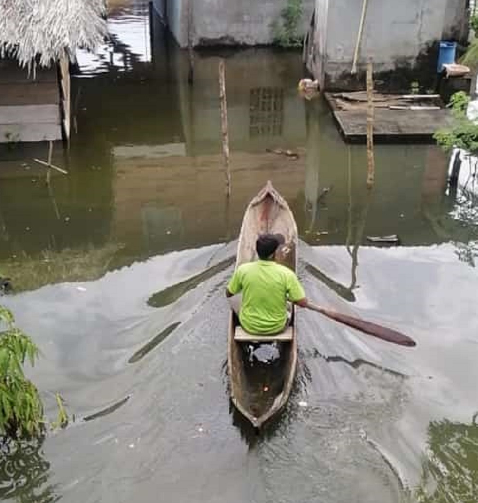 Hay mal tiempo en la Costa Abajo, el agua inundó la población de Miguel de la Borda. Foto: Diómedes Sánchez