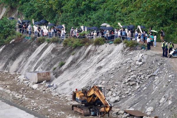 Familiares de las víctimas rezan en el escenario en el que se produjo el descarrilamiento del tren 