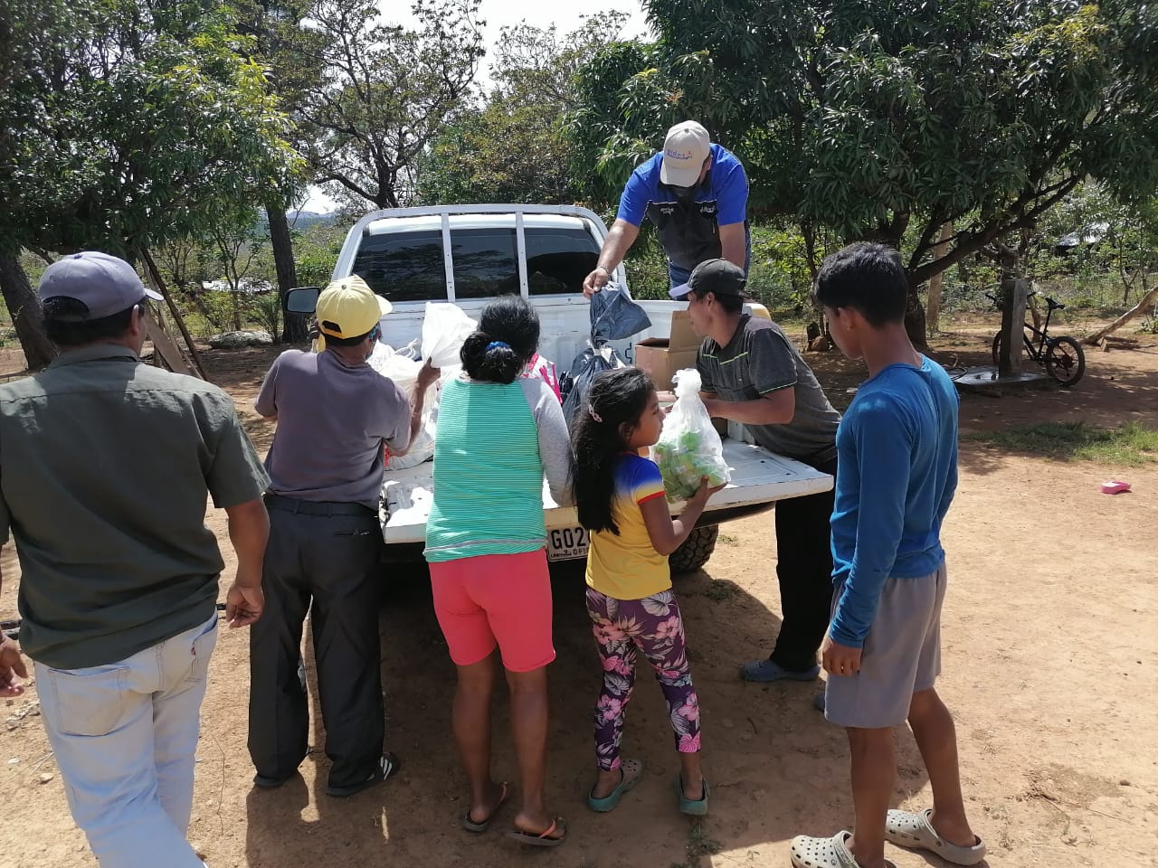 Funcionarios del Mides en Veraguas llevaron bolsas con  alimentos y ropas a los afectados. Foto: Melquiades Vásquez 