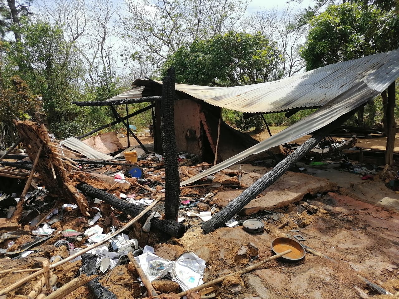 Funcionarios del Mides en Veraguas llevaron bolsas con  alimentos y ropas a los afectados. Foto: Melquiades Vásquez 