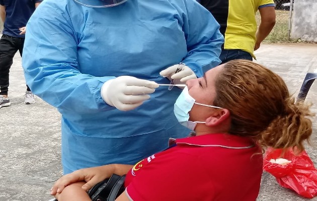 El Equipo de Respuesta Rápida realizó una jornada de hisopados en Ivu Dos Pinos, provincia de Chiriquí, con el fin de encontrar pacientes sintomáticos y asintomáticos de covid-19.