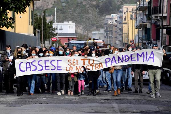 Alumnos de la escuela Madonna Assunta del distrito de Bagnoli, en Nápoles, protestan contra los métodos de regreso a las clases, este miércoles 7 de abril.