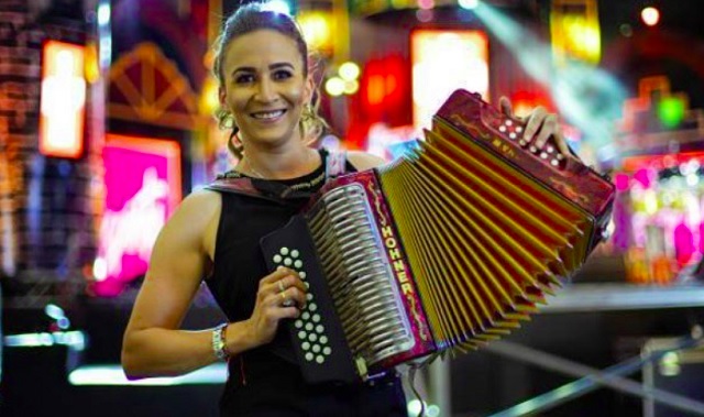 'Tequilla y Sal' es un dúo entre Dania María y Madeline Pineda, en conjunto con la agrupación 'Los Distinguidos'. Foto: Instagram