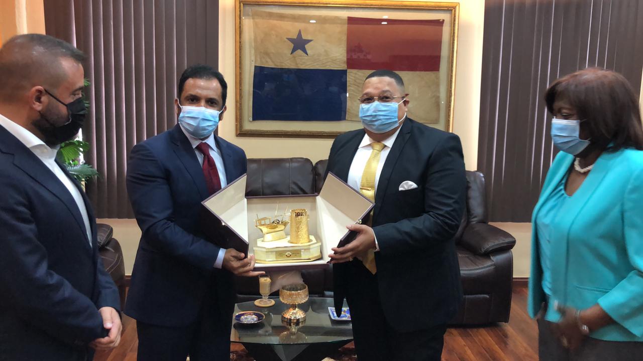 El embajador de Qatar en Panamá, Saad Mubarak Saad Al Jafali Al Nuaimi (izq.), se reunió con el alcalde Alex Lee. 