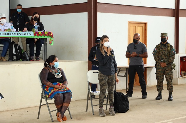La viceministra Daniela Martínez López explicó que en el Miviot se desarrollan, actualmente, los planos para estas viviendas, las cuales serán construidas a través de la Dirección de Mejoramiento Habitacional. Foto cortesía