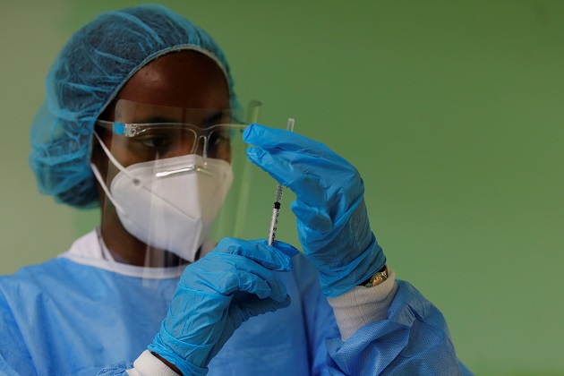 Una enfermera prepara una jeringa con la vacuna de Pfizer contra la covid-19 en Panamá. Foto: EFE