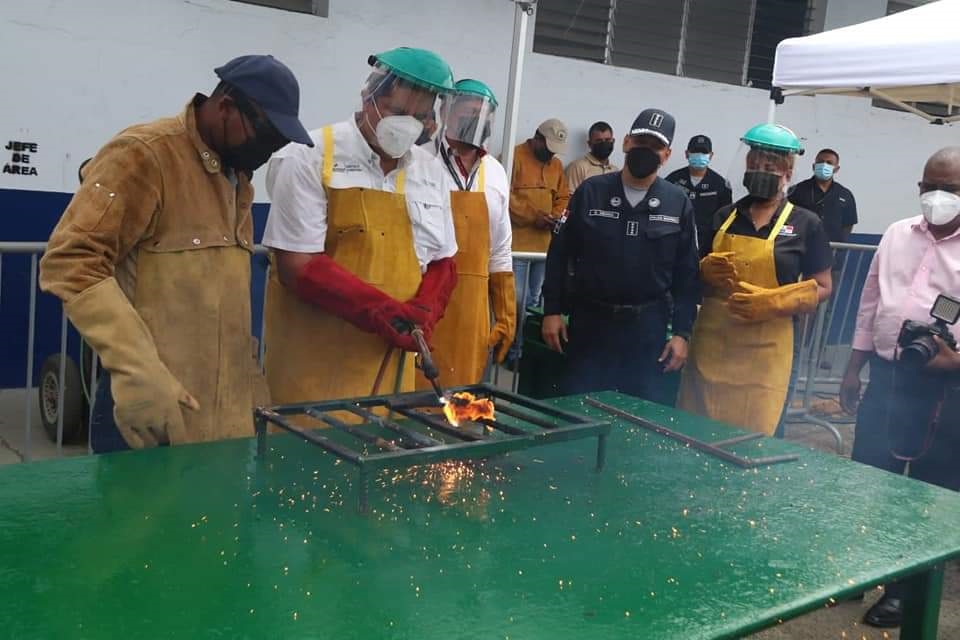 El ministro Juan Manuel Pino participó de la destrucción de las armas de fuego. Foto: Diómedes Sánchez S. 