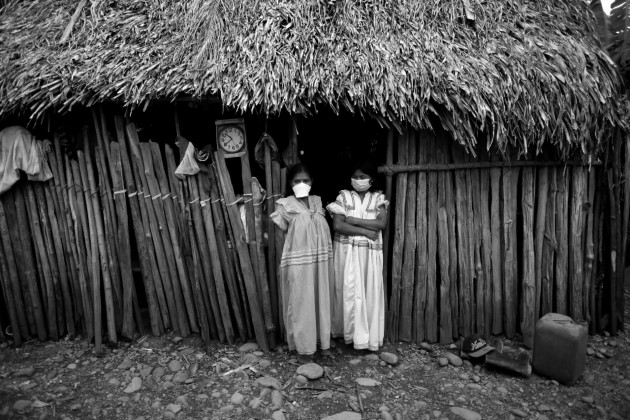 No es la técnica, materiales y métodos utilizados en la actual vivienda guna, emberá o ngäbe, herencia de sus antepasados, con su inteligente adaptación geomórfica para resolver los retos de un clima tropical. Foto: Cortesía.