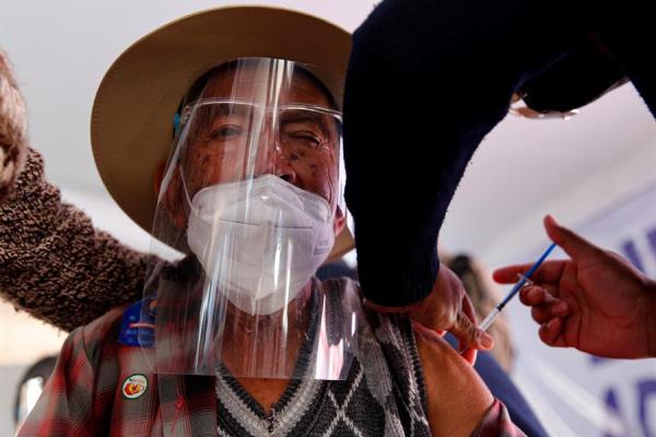 Un adulto mayor es vacunado contra la covid-19 durante una jornada de inmunización, el 7 de abril de 2021 en la localidad de San Martín de las Pirámides, en el Estado de México (México).