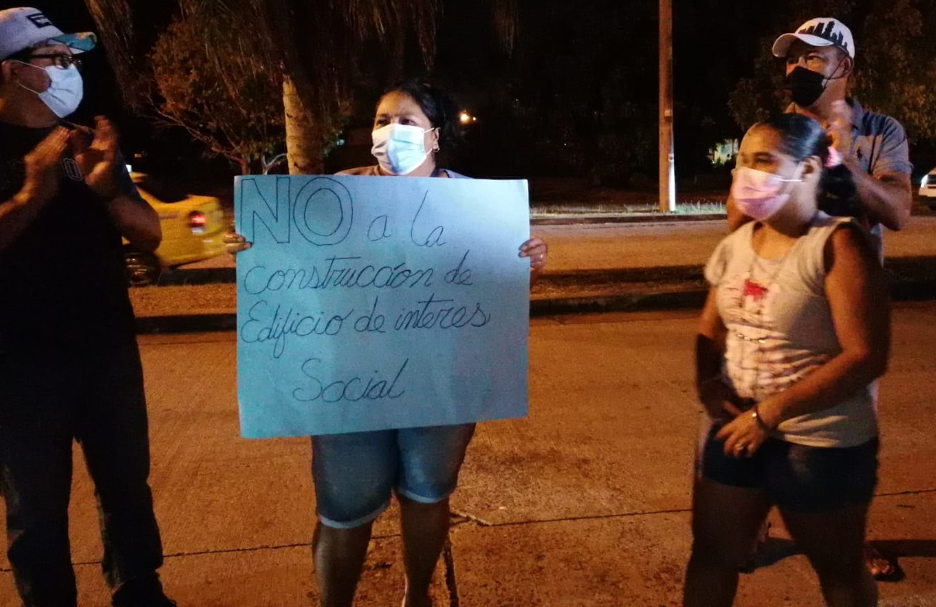 También se manifestaron a orillas de las calles portando pancartas. Foto: Eric A. Montenegro