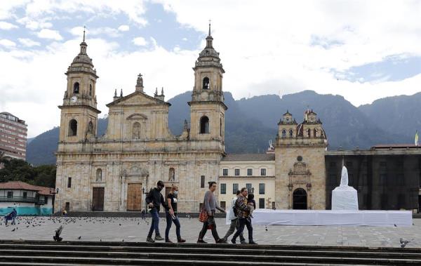 Turistas caminan hoy por el centro histórico de Bogotá (Colombia).