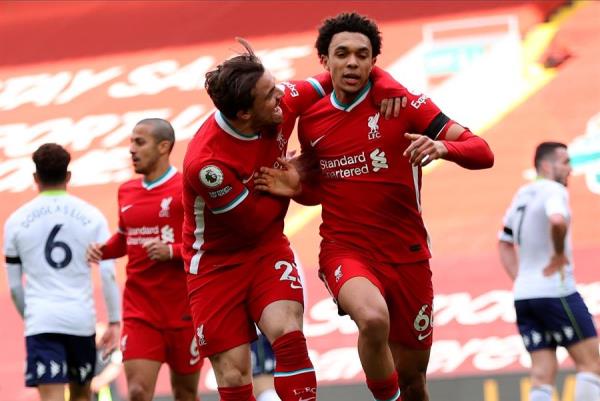 Trent Alexander Arnold (dcha.) rescató al Liverpool en Anfield.