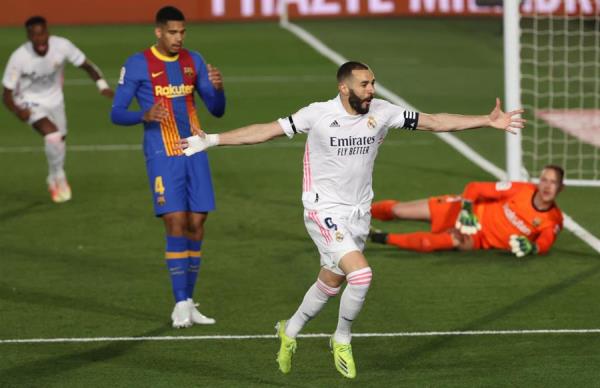 El delantero del Real Madrid, Karim Benzema, celebra su gol, primero del equipo ante el FC Barcelona.