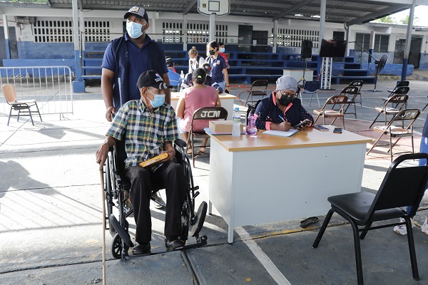  En la escuela Ciudad Jardín de Las Mañanitas se han vacunado 1,440 personas en dos días.