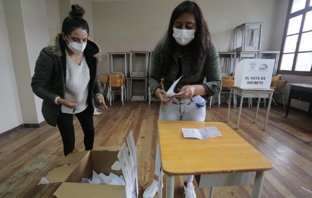 Jurados de votación realizan el conteo de votos tras las Elecciones Generales 2021 hoy, en el centro de votación Colegio Manuela Cañizarez, en Quito (Ecuador). Foto: EFE
