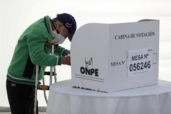 Un hombre vota hoy en un colegio electoral en Lima (Perú). Foto: EFE