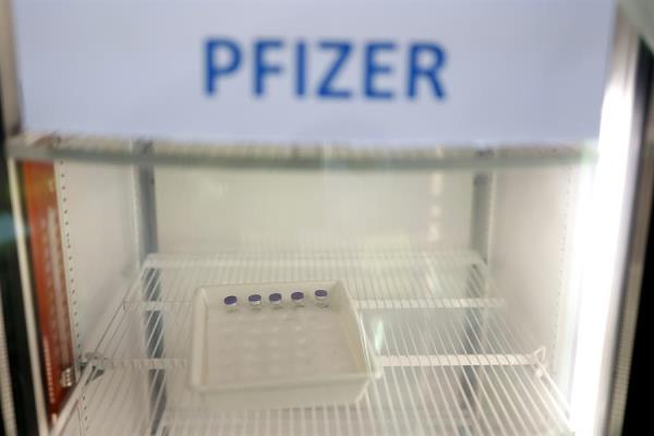 Dosis de la vacuna de Pfizer en un refrigerador.