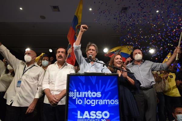 En los comicios de 2013, Guillermo Lasso perdió ante Rafael Correa, que arrasó en primera vuelta. EFE