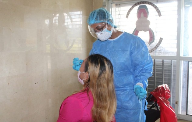 El Minsa realizó una jornada de hisopados en las oficinas de la Región de Salud de la provincia de Veraguas. Foto: Cortesía Minsa.