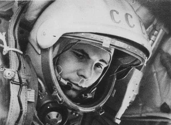 El cosmonauta soviético Yuri Gagarin dentro de la nave Vostok poco antes del despegue. EFE