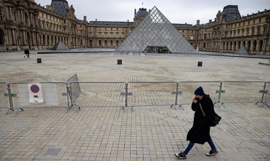 El Museo el Louvre de París es uno de los tantos afectados en el mundo. EFE