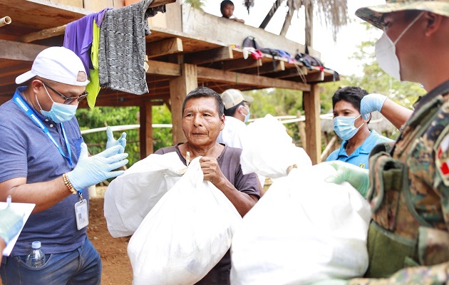 Las bolsas con comida se entregan en las áreas de difícil acceso. Foto: Cortesía Presidencia