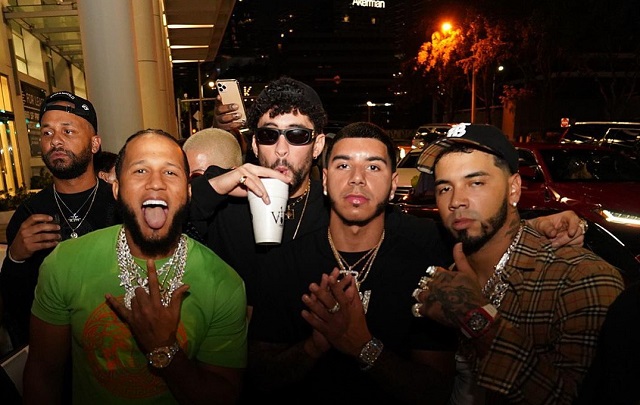 Anuel AA, Bad Bunny y otros artistas estaban de fiesta supuestamente en Miami. Foto: Twitter