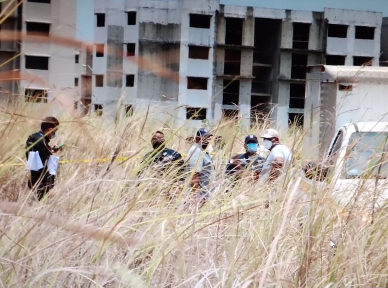 El cuerpo quemado estaba en un terreno baldío entre Ciudad Esperanza y Altos de El Tecal. Foto: Eric A. Montenegro