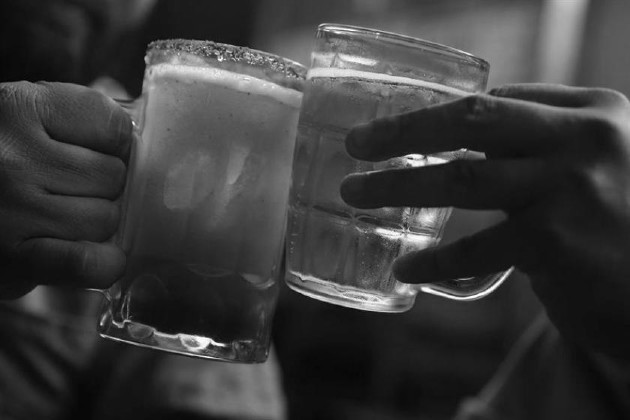 Ante los problemas, muchas personas se refugian en la ingesta de bebidas alcohólicas, creando una especie de hábito con lo que creen sentirse “bien”. Foto: EFE.