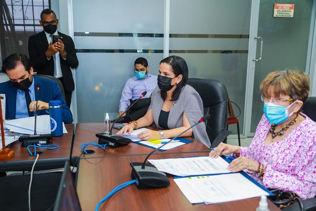 La ministra del Mides, María Inés Castillo, sustentó los traslados de partidas. Foto: Cortesía Mides 