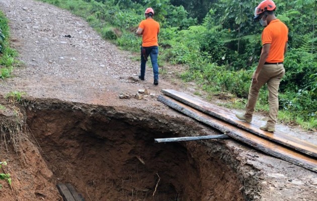 Los lugareños tendrán que esperar que el Ministerio de Obras Públicas repare los daños en la vía. (Eric Montenegro)