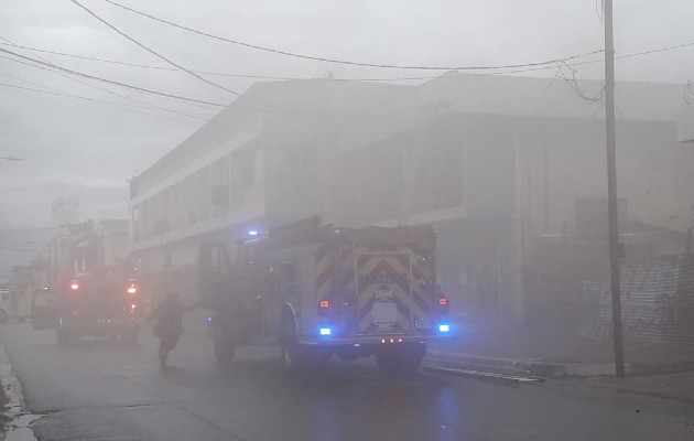 A pesar de la lluvia, lo bomberos tuvieron que abrir varios hidrantes para trabajar en las labores de extinción.