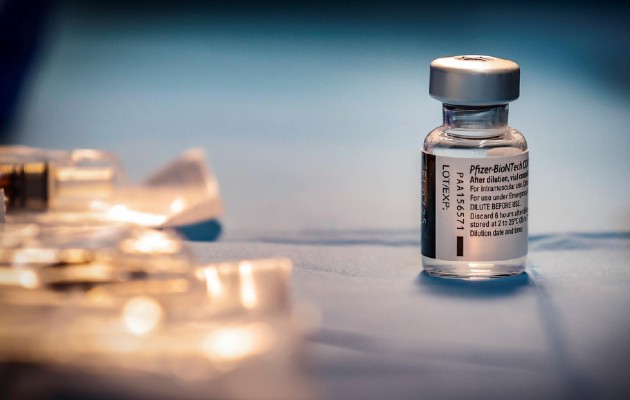 El estudio divulgado por Pfizer mostró que su vacuna parece funcionar de manera similar contra la variante del virus mayoritaria en Sudáfrica. Foto: EFE