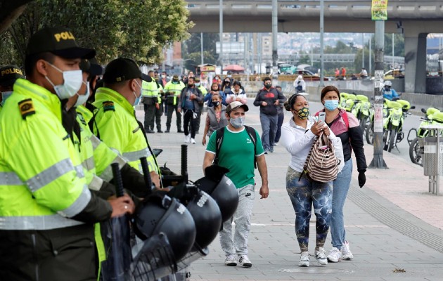 Comerciantes bloquean calles ante un nuevo confinamiento en Bogotá por tercera ola de covid-19. Foto: EFE