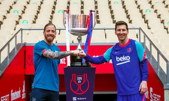 Iker Muniain del Athletic y Messi con la Copa del Rey. Foto:EFE