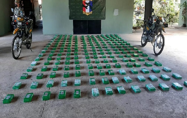 Los 203 paquetes de presunta sustancia ilícita fue encontrada en el área de la popa de la embarcación. Foto: Cortesía Senafront 